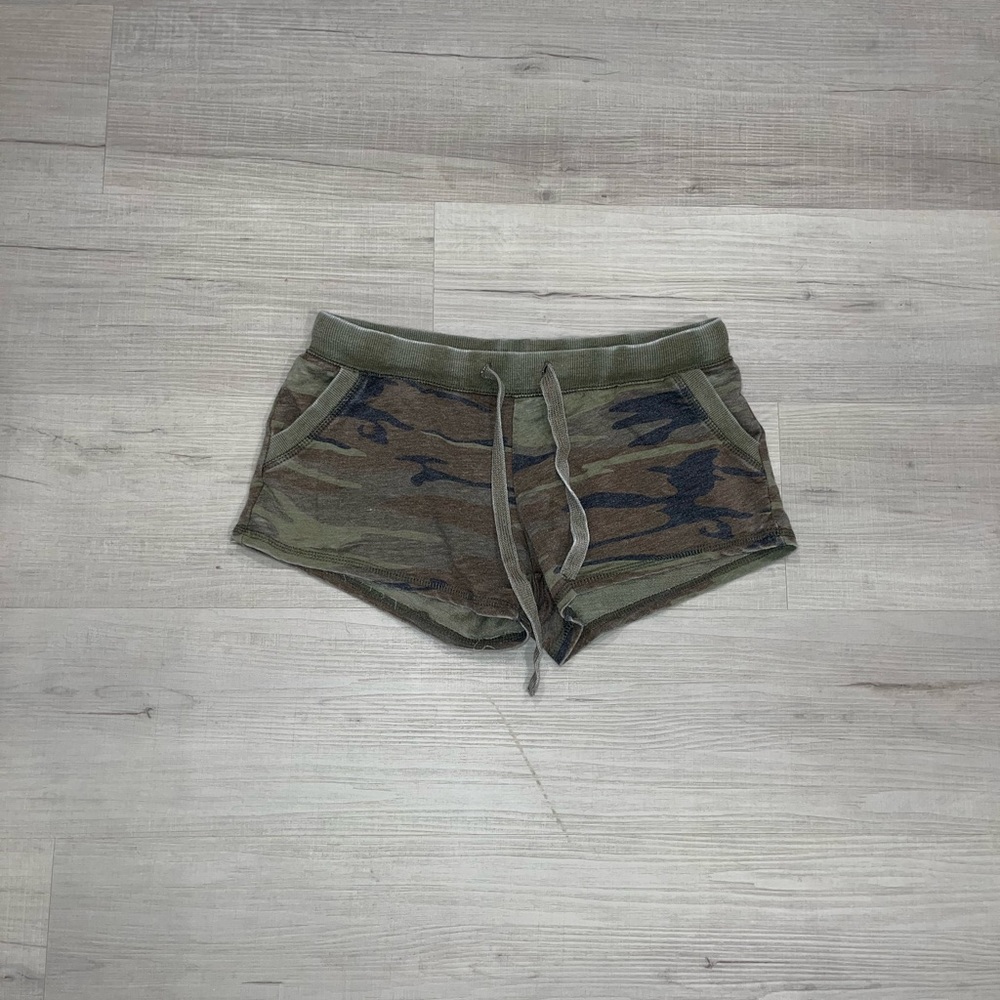 Z Supply Camo Sweatshorts Size (XS)